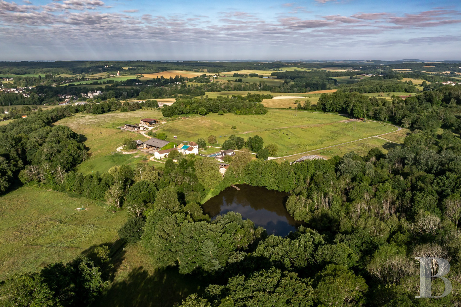 An estate dedicated to breeding Arabian thoroughbred horses near to Brantôme in the Dordogne - photo  n°1